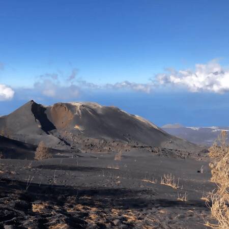 Wandere bei einem geführten Tagesausflug von La Palma aus zum Krater des Vulkans Tajogaite. Erfahre, wie sich die Landschaft im Westen La Palmas nach 85 Tagen intensiver vulkanischer Aktivität verändert hat und besuche den Mirador de Tajuya.