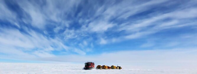 Trip Kanaren beliebtes Urlaubsziel – Antarktis - Null Bewohner, Millionen Pinguine und feste Dimensionen. Am südlichen Ende der Erde, wo die Sonne nur zwischen Frühjahr und Herbst über dem Horizont aufgeht, liegt der 7. Kontinent, die Antarktis. Riesig, bis auf ein paar Forscher unbewohnt und ohne offiziellen Besitzer. Eine Welt, die überrascht, bevor Sie sie sehen. Deshalb ist ein Besuch definitiv etwas für die Schatzkiste der Erinnerung und allein die Ausmaße dieser Destination sind eine Sache für sich. Du trittst aus deinem gemütlichen Hotelzimmer und es begrüßt dich die warme italienische Sonne. Du blickst auf den atemberaubenden Gardasee, der in zahlreichen Blautönen schimmert - von tiefem Dunkelblau bis zu funkelndem Türkis. Majestätische Berge umgeben dich, während die Brise sanft deine Haut streichelt und der Duft von blühenden Zitronenbäumen deine Nase kitzelt. Du schlenderst die malerischen, engen Gassen entlang, vorbei an farbenfrohen, blumengeschmückten Häusern. Vereinzelt unterbricht das fröhliche Lachen der Einheimischen die friedvolle Stille. Du fühlst dich wie in einem Traum, der nicht enden will. Jeder Schritt führt dich zu neuen Entdeckungen und Abenteuern. Du probierst die köstliche italienische Küche mit ihren frischen Zutaten und verführerischen Aromen. Die Sonne geht langsam unter und taucht den Himmel in ein leuchtendes Orange-rot - ein spektakulärer Anblick.