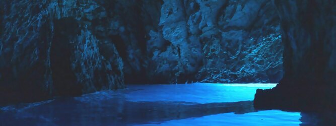 Trip Kanaren Reisetipps - Die Blaue Grotte von Bisevo in Kroatien ist nur per Boot erreichbar. Atemberaubend schön fasziniert dieses Naturphänomen in leuchtenden intensiven Blautönen. Ein idyllisches Highlight der vorzüglich geführten Speedboot-Tour im Adria Inselparadies, mit fantastisch facettenreicher Unterwasserwelt. Die Blaue Grotte ist ein Naturwunder, das auf der kroatischen Insel Bisevo zu finden ist. Sie ist berühmt für ihr kristallklares Wasser und die einzigartige bläuliche Farbe, die durch das Sonnenlicht in der Höhle entsteht. Die Blaue Grotte kann nur durch eine Bootstour erreicht werden, die oft Teil einer Fünf-Insel-Tour ist.