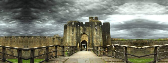 Trip Kanaren Reisetipps - Caerphilly Castle - ein Bollwerk aus dem 13. Jahrhundert in Wales, Vereinigtes Königreich. Mit einem aufsehenerregenden Turm, der schiefer ist wie der Schiefe Turm zu Pisa. Wie jede Burg mit Prestige, hat sie auch einen Geist, „The Green Lady“ spukt in den Gemächern, wo ihr Geliebter den Tod fand. Wo man in Wales oft – und nicht ohne Grund – das Gefühl hat, dass ein Schloss ziemlich gleich ist, ist Caerphilly Castle bei Cardiff eine sehr willkommene Abwechslung. Die Burg ist nicht nur deutlich größer, sondern auch älter als die Burgen, die später von Edward I. als Ring um Snowdonia gebaut wurden.