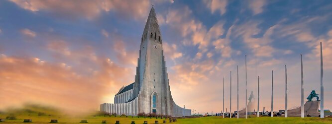 Trip Kanaren Reisetipps - Hallgrimskirkja in Reykjavik, Island – Lutherische Kirche in beeindruckend martialischer Betonoptik, inspiriert von der Form der isländischen Basaltfelsen. Die Schlichtheit im Innenraum erstaunt, bewegt zum Innehalten und Entschleunigen. Sensationelle Fotos gibt es bei Polarlicht als Hintergrundkulisse. Die Hallgrim-Kirche krönt Islands Hauptstadt eindrucksvoll mit ihrem 73 Meter hohen Turm, der alle anderen Gebäude in Reykjavík überragt. Bei keinem anderen Bauwerk im Land dauerte der Bau so lange, und nur wenige sorgten für so viele Kontroversen wie die Kirche. Heute ist sie die größte Kirche der Insel mit Platz für 1.200 Besucher.