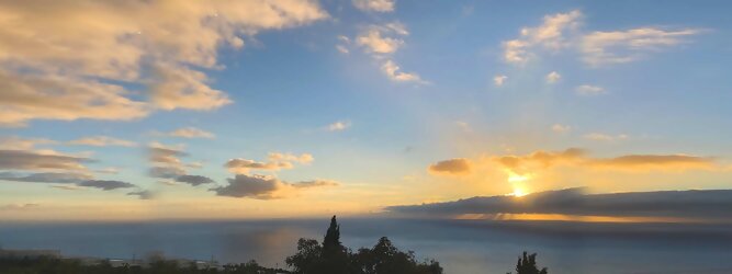 Trip Kanaren Insel Urlaub  - La Palma macht ihrem Beinamen, die Schöne, alle Ehre. Das Kleinod im Atlantik erstrahlt in sattem Grün, verziert mit hübschen landestypischen Villen in den weit gestreuten Dörfern, eingerahmt von weichen Wellen des dunkelblauen atlantischen Ozeans, am Himmel ziehen malerische Formationen, bauschiger weißer Schäfchenwolken. Eine Bilderbuchidylle zum Verlieben. Die beliebtesten Orte für La Palma Ferien, locken mit besten Angebote für Hotels und Ferienunterkünfte mit Werbeaktionen, Rabatten, Sonderangebote für La Palma Urlaub buchen. Reisedaten eingeben und Hotel Flug Mietwagen Attraktionen Taxis für eine La Palma Reise flexibel buchen. Sollten sich die Pläne ändern, sind viele der Unterkünfte und Zimmer auf La Palma kostenfrei stornierbar.