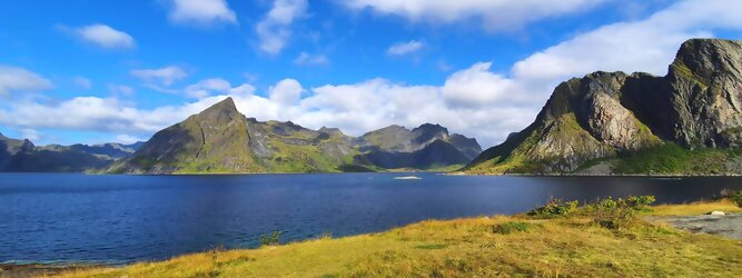 Trip Kanaren Reisetipps - Die Lofoten Inseln Norwegen – Skandinaviens eiskalte Schönheit fasziniert mit atemberaubenden Nordlichtern und geradezu außerirdisch imposanten Gebirgskulissen. Land der Mitternachtssonne am Polarkreis, ein Paradies für Wanderer, Naturfreunde, Hobbyfotografen und Instagram er/innen. Die Lofoten gehören zu Norwegen und liegen nördlich des Polarkreises. Erfahren Sie hier, was für eine einzigartige Landschaft die Lofoten zu bieten haben und was Sie dort erwartet. Vorsicht akutes Fernweh! Die meisten von Ihnen kennen wahrscheinlich die Lofoten. Man stellt sich malerische Fischerdörfer vor, umgeben von hohen Bergen und tiefblauen Fjorden.