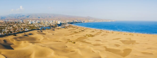 Trip Kanaren - Sanddünen unter dem Leuchtturm Der Leuchtturm von Maspalomas erhebt sich im Süden von Gran Canaria, inmitten eines Küstenabschnitts, der zu den meistbesuchten Touristengebieten Europas zählt. Von Düne zu Düne - der Strand von Maspalomas. In Maspalomas, Playa del Inglés und Meloneras gibt es viele Hotels und Ferienwohnungen sowie unzählige attraktive Möglichkeiten für Tag- und Nachtaktivitäten, um den Aufenthalt am und um den Strand angenehm zu gestalten. Seit die ersten Besucher erkannten, dass schönes Wetter hier eine tägliche Gewohnheit war, hat der Leuchtturm von Maspalomas Tausende von Sonnentagen, Flitterwochen, Schwimmen und Strandspaziergängen gezählt.
